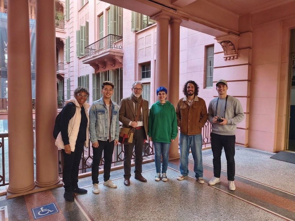 Equipe de intérpretes reunida