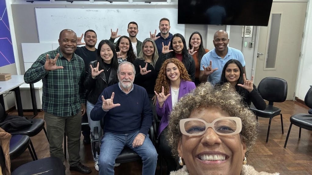 Profissionais atuando em um ambiente inclusivo