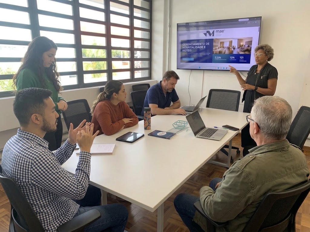 Equipe em reunião de acessibilidade